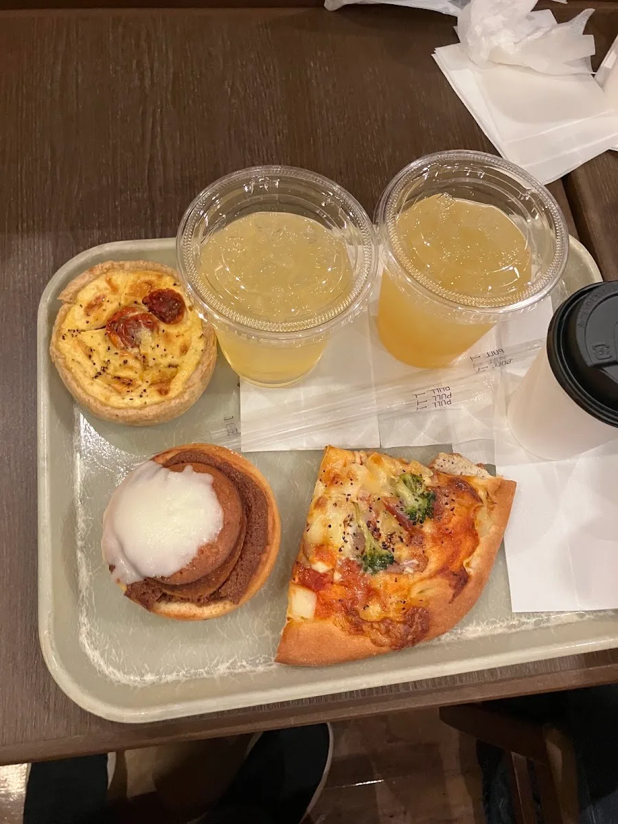 ブーランジェリーボヌール 栄通り店 · 4